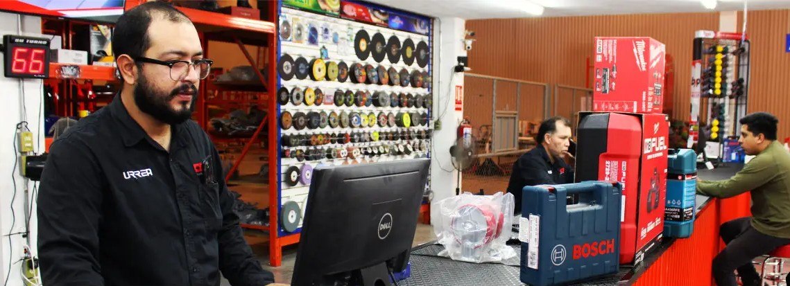 Mostrador de servicio a clientes de CCH Ferreterías en Ramos Arizpe